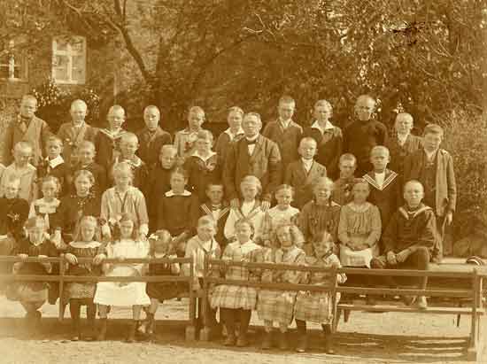 Klasse 1 in Morsum 1918 mit Lehrer Peter Hansen