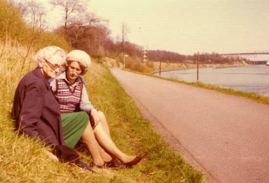 Elwine Johler Am Nordostseekanal 1975 mit Tochter Karin
