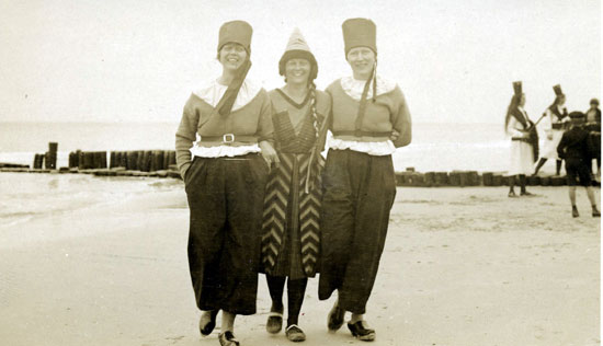 Teilnehmerinnen das Festzuges zur Dammbau-Einweihung in Westerland 1927