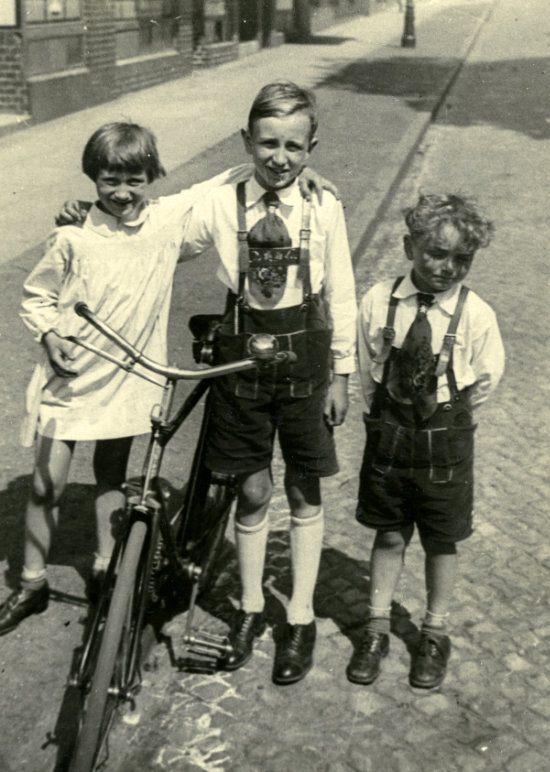 Ekkehard Lhler mit Geschwistern und seinem neuen Fahrrad.