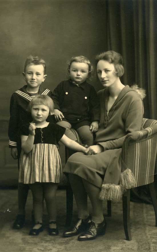 Elwine Johler in Flensburg 1928 mit ihren Kindern