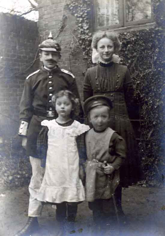 Ewine Ude mit ihren Kindern Rudolf, Inge und Heinrich