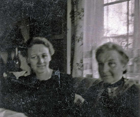 Elwine Ude verheitatete Jophler mit ihrer Mutter Elwine Ude geborene Lampe in Lübeck im Füchtingshof.