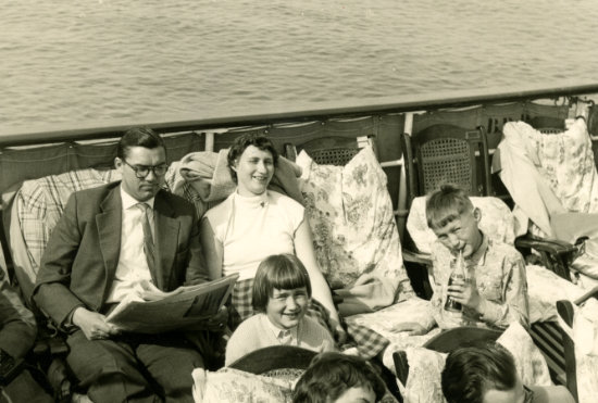 Familie Lauritzen auf dem Weg nach Helgoland 1958
