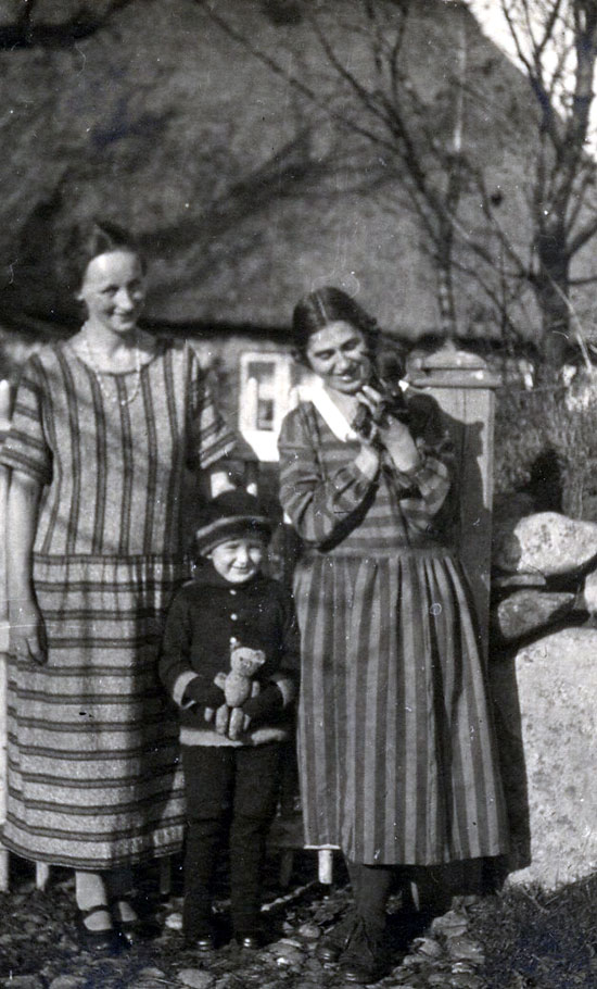 Elwine Johler mit Sohn Ekkehard und Margot Schmidt