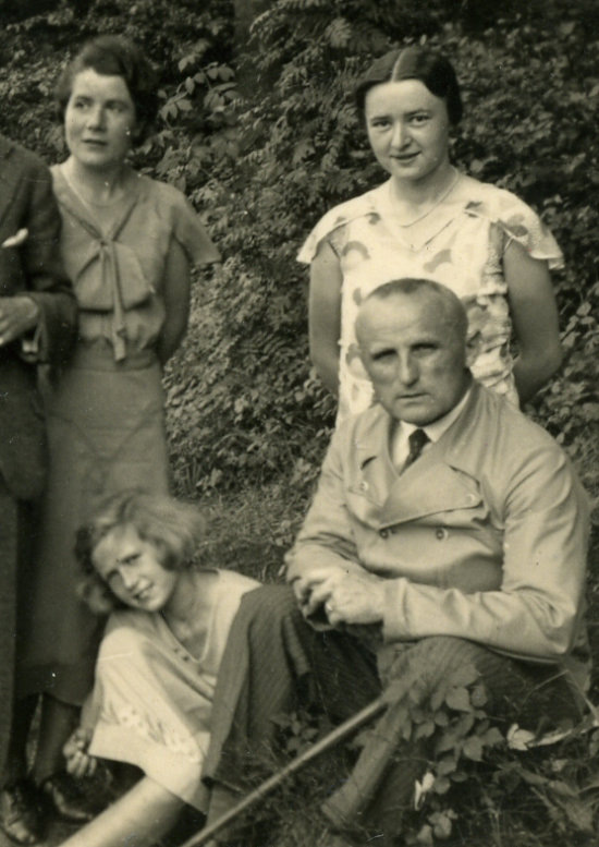 Ursula Haake mit ihren Eltern 1933 im Sommerurlaub in Steinbergen im Weserbergland.