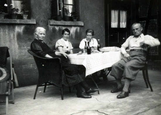 Familie Haake auf der Terrasse ihres auses in Sarstedt 1938