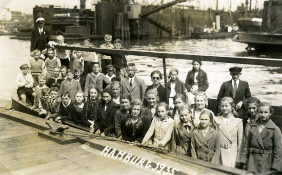 Ursula Haake auf Hafenrundfahrt in Hamburg 1935
