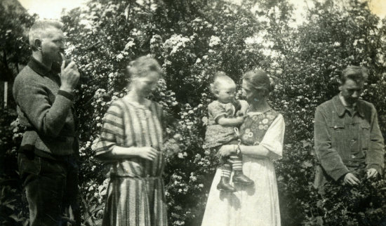 Hans und Ewine Johler haben Besuch von ihrem Bruder Rudolf und seiner Frau Trudel aus Mölln. 